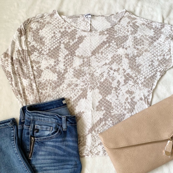⭐️ Express Long Sleeve Cold Shoulder Snake Print Long Sleeve Tee Small - Picture 4 of 12